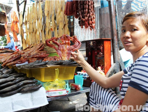 Ếch phơi khô, món ăn đặc sản của bà con Campuchia.