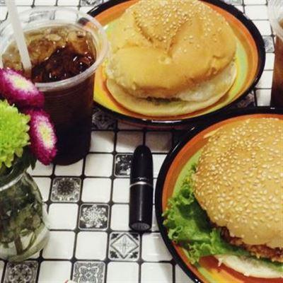 Burger Việt – Cách Mạng Tháng 8